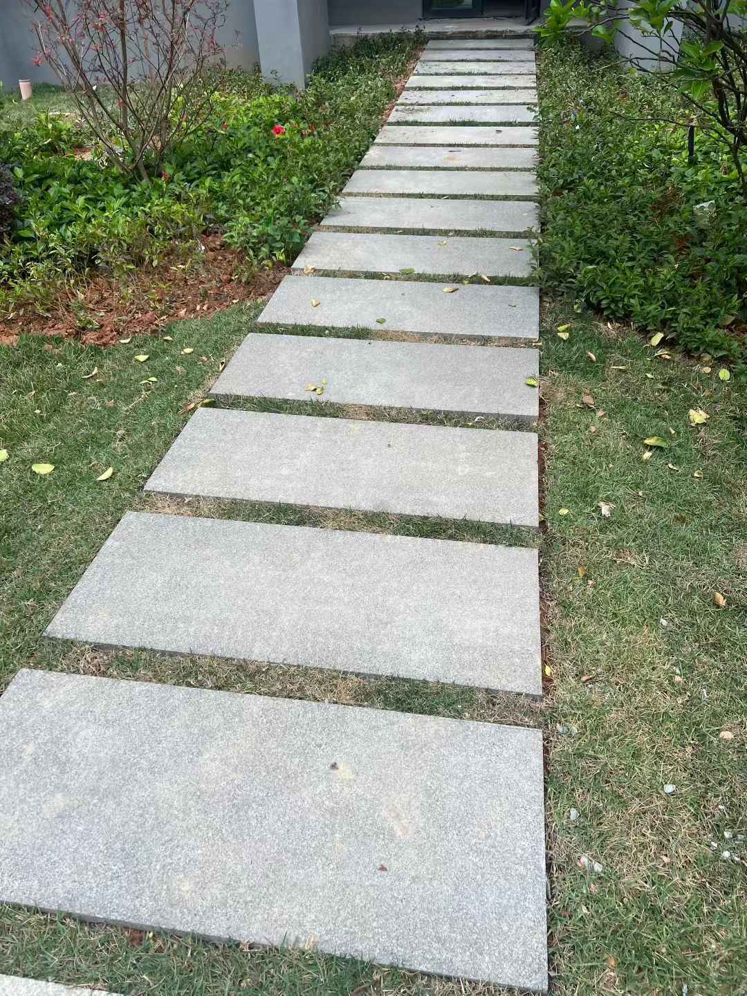 河池 芝麻黑小区踏步、汀步石铺装效果