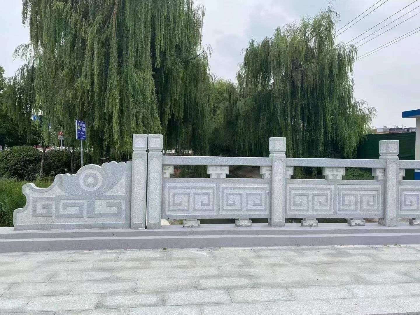 河池 芝麻灰桥栏杆、河道栏杆安装效果