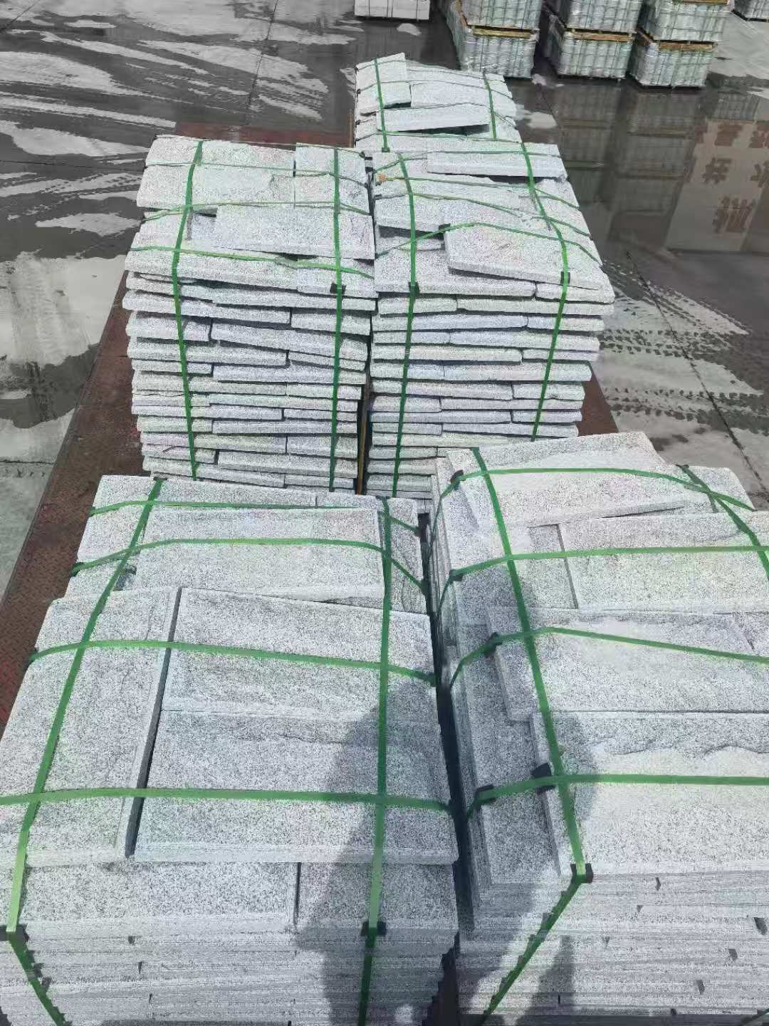 河池 芝麻白蘑菇石装车出货